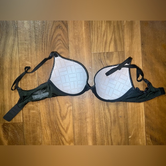 VS Bra - Picture 2 of 3